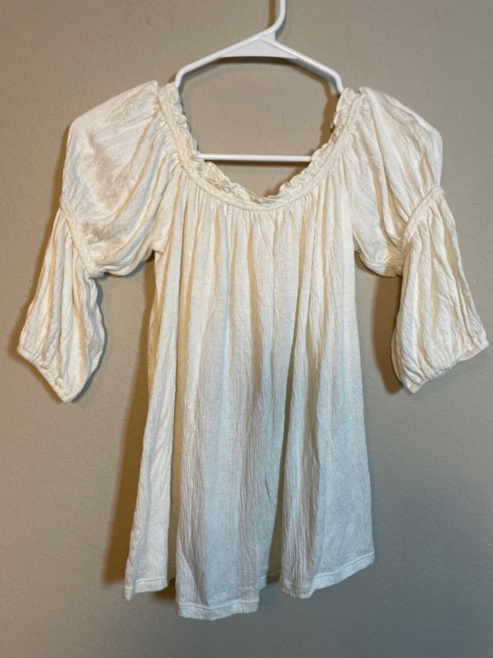 NWT Chelsea & Violet" Ladies white Off the Shoulder Top. Size XS